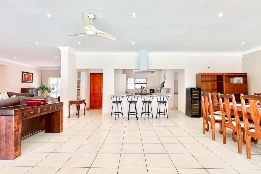 Luxurious, Spacious & Central Appartement Sandton Buitenkant foto