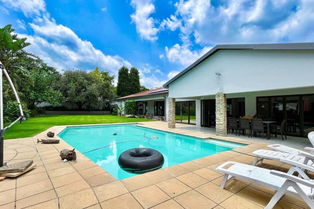 Luxurious, Spacious & Central Appartement Sandton Buitenkant foto