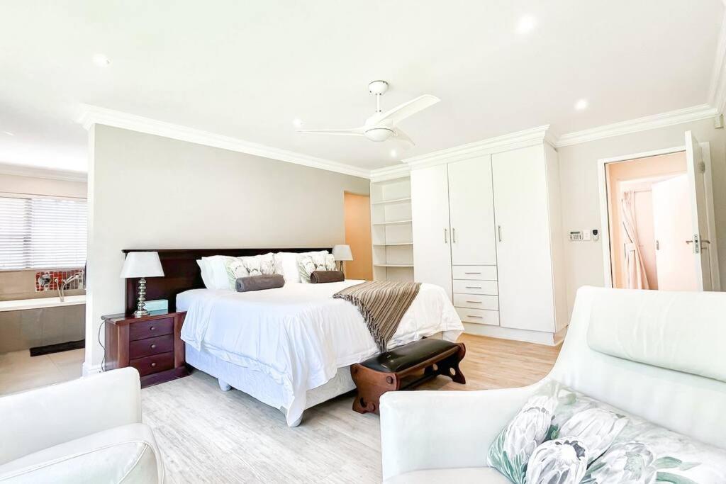 Luxurious, Spacious & Central Appartement Sandton Buitenkant foto