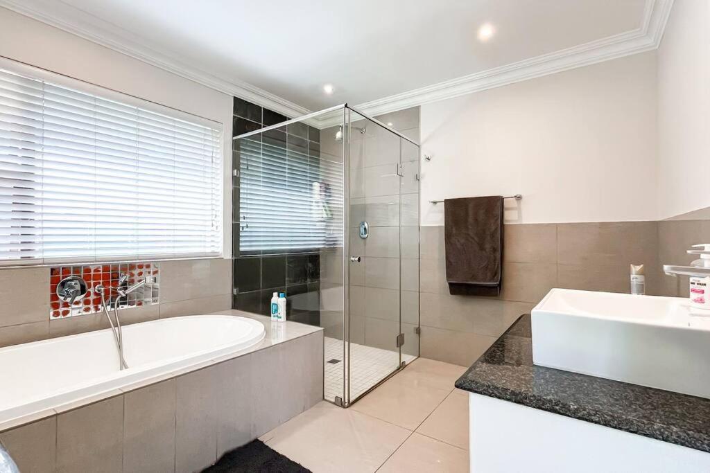 Luxurious, Spacious & Central Appartement Sandton Buitenkant foto