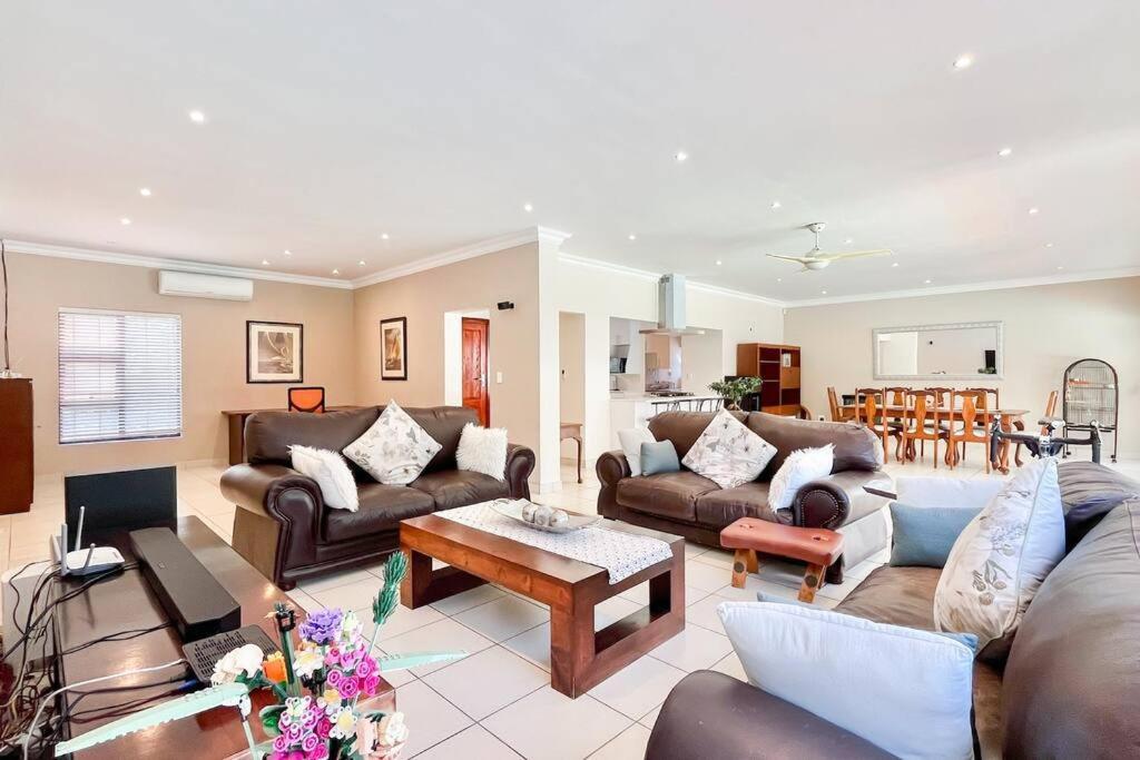 Luxurious, Spacious & Central Appartement Sandton Buitenkant foto